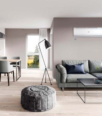 sala de estar com ar condicionado fixo para climatizar a casa